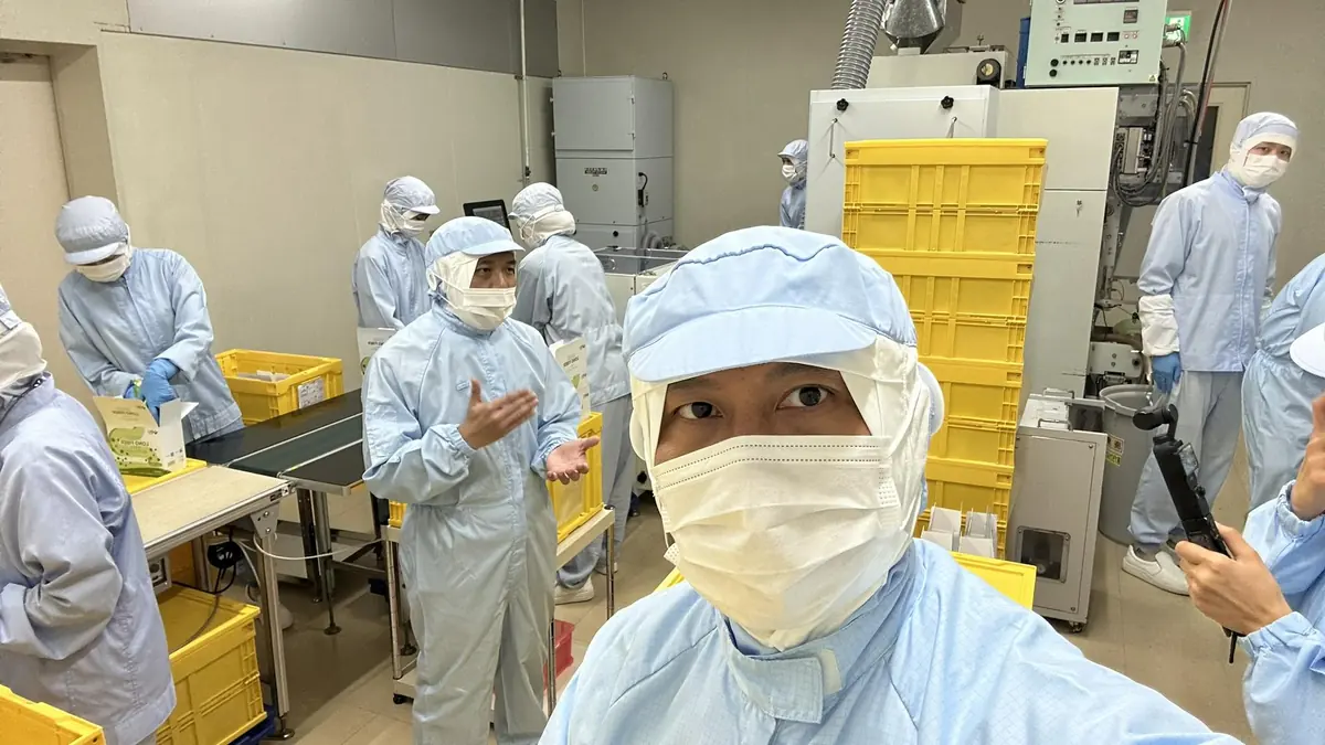 Giám Đốc chuyên môn Phan Hồng Sơn mặc đồ bảo hộ phòng sạch, đứng trong khu sản xuất của nhà máy AFC tại Nhật Bản